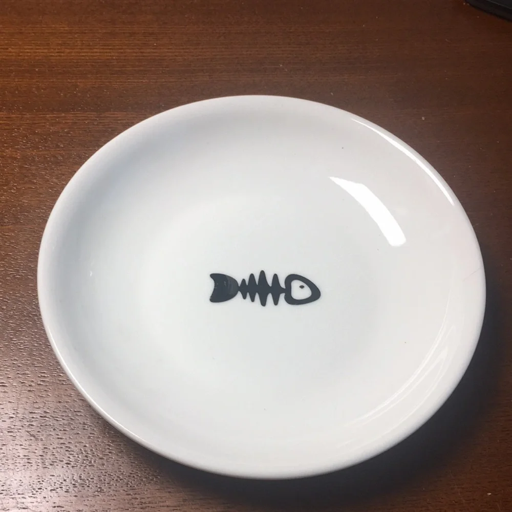 Fish bone cat dish